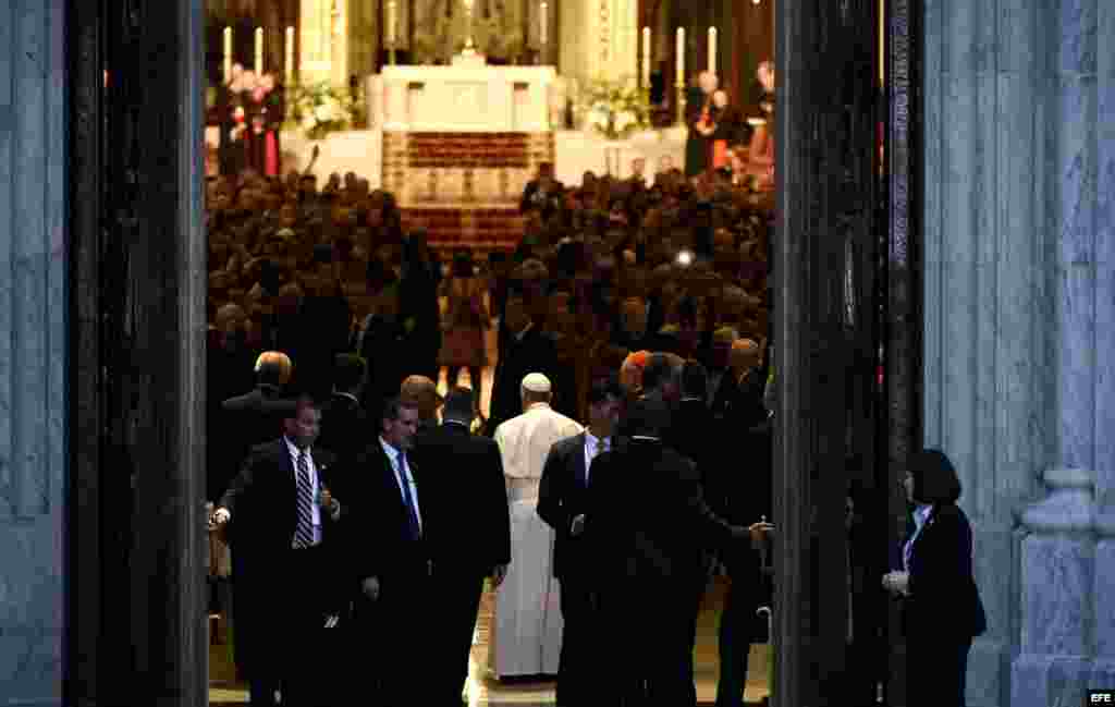 Entrada de Francisco a la iglesia