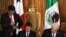 El presidente de Panamá, Ricardo Martinelli (d), y su par de México, Enrique Peña Nieto (c), firman convenios hoy, viernes 18 de octubre de 2013, en el marco de la Cumbre Iberoamericana