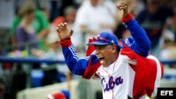 El entrenador cubano Víctor Mesa gesticula durante el partido de béisbol frente a Puerto Rico, Haarlem, Holanda. 