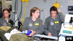 Un equipo de evacuación aeromédica del Centro Médico Militar de San Antonio, Texas, reciben a un paciente herido por la erupción del volcán.