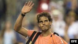 El tenista español Rafael Nadal se despide del público tras perder ante el ucraniano Alexandr Dolgopolov el lunes 10 de marzo de 2014, durante un juego del Torneo Indians Wells (EE.UU.).
