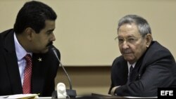 El presidente de Venezuela, Nicolás Maduro, en un aparte con Raúl Castro durante una reunión intergubernamental en La Habana. 