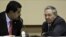 El presidente de Venezuela, Nicolás Maduro, en un aparte con Raúl Castro durante una reunión intergubernamental en La Habana. 