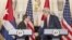 John Kerry (d), saluda al canciller cubano Bruno Rodríguez (i). 