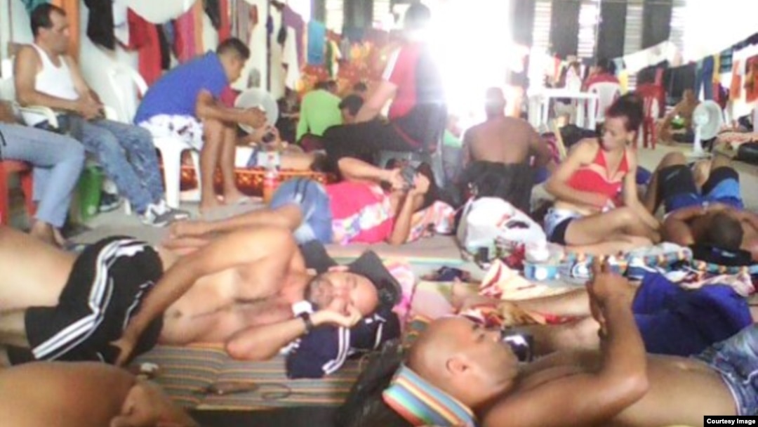 Más de 300 cubanos permanecen en una bodega de Turbo, en Colombia.