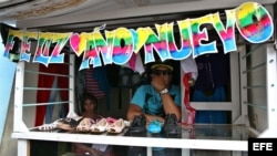  Un comerciante espera la llegada de clientes en un negocio privado de venta de artículos importados.