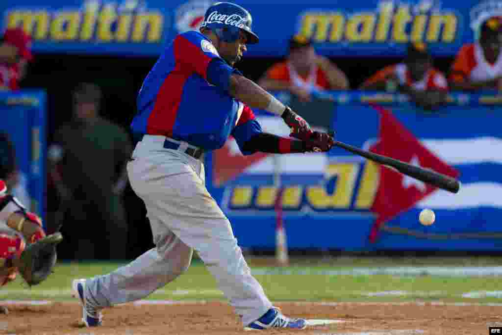 Wilkin Castillo, de Tigres del Licey de República Dominicana, batea una pelota hoy, lunes 3 de febrero de 2014, durante un partido contra Villa Clara de Cuba en el tercer día de la Serie del Caribe 2014, en el Estadio Nueva Esparta, en Margarita (Venezuela).