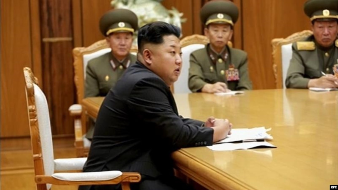 El gobernante norcoreano Kim Jong Un preside una reunión de emergencia con sus generales.