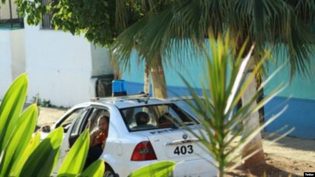 Una patrulla de la policía frente a la sede de las Damas de Blanco en Lawton. (Foto: Angel Moya)