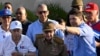 Raúl Guillermo Rodríguez Castro, alias "El Cangrejo", junto a su abuelo, el exgobernante Raúl Castro, y otros miembros de la cúpula gobernante en Cuba, en la marcha del 1ro de mayo, en La Habana. (REUTERS/Norlys Perez/Archivo)