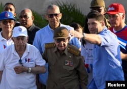 Raúl Guillermo Rodríguez Castro custodia a su abuelo.