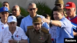 Raúl Guillermo Rodríguez Castro, alias "El Cangrejo", junto a su abuelo, el exgobernante Raúl Castro, y otros miembros de la cúpula gobernante en Cuba, en la marcha del 1ro de mayo, en La Habana. (REUTERS/Norlys Perez/Archivo)