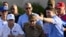 Raúl Guillermo Rodríguez Castro, alias "El Cangrejo", junto a su abuelo, el exgobernante Raúl Castro, y otros miembros de la cúpula gobernante en Cuba, en la marcha del 1ro de mayo, en La Habana. (REUTERS/Norlys Perez/Archivo)