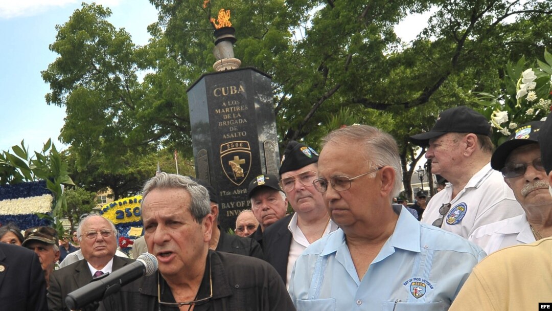 El presidente de la Brigada 2506, Felix Rodríguez (c), habla durante la conmemoración en Miami, Florida (EEUU), del 50 aniversario de la operación en Bahía Cochinos. 