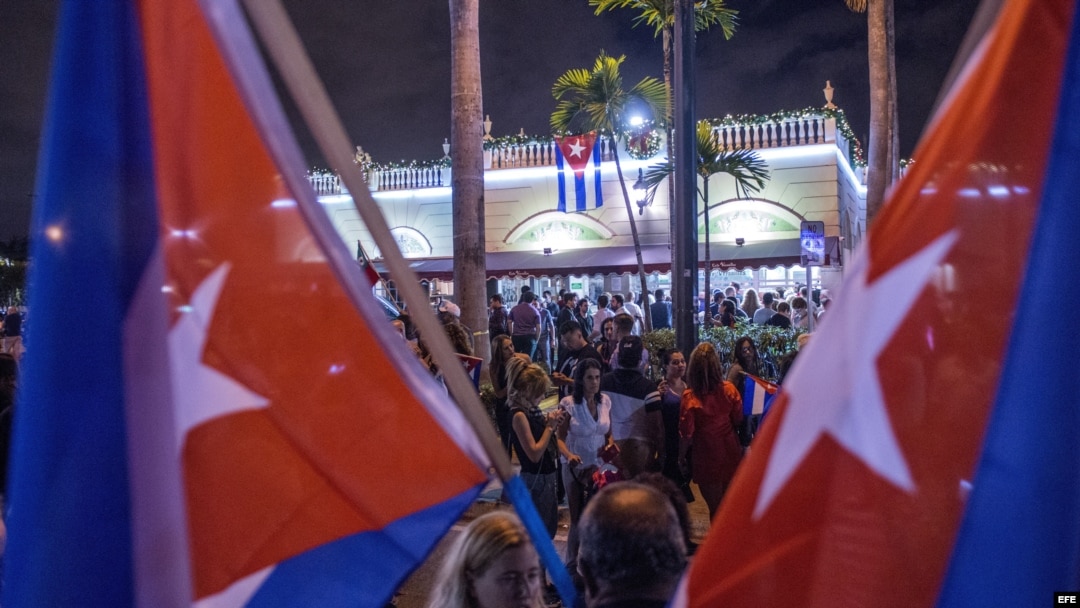 Decenas de cubanos se congregaron con banderas de su país y de Estados Unidos en el café Versailles de Miami para celebrar la muerte de Fidel Castro.