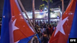 Decenas de cubanos se congregaron con banderas de su país y de Estados Unidos en el café Versailles de Miami para celebrar la muerte de Fidel Castro.