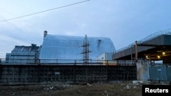 Estructura del Nuevo Confinamiento Seguro (NSC), que cubre el antiguo sarcófago que confina los restos del cuarto reactor dañado. (Servicio de prensa del Servicio Estatal de Emergencias de Ucrania, vía REUTERS)