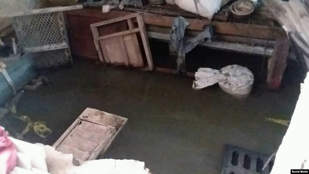 Un apartamento del primer piso permanece inundado de aguas negras. (Foto: Facebook)