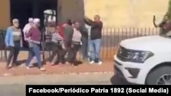 Turbas en Acto de repudio contra el diplomático Mike Hammer en Camagüey