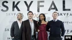 De iz. a dr., el director Sam Mendes y los actores Javier Bardem, Naomie Harris y Daniel Cragi, durante el posado para los medios gráficos de la presentación en Madrid de "Skyfall". 