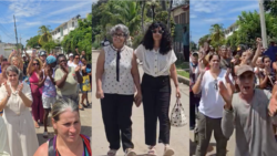 Anna Sofía Benítez Silvente y su madre salen del Tribunal de Cojímar, decenas de personas esperaron su salida para mostrarles solidaridad.