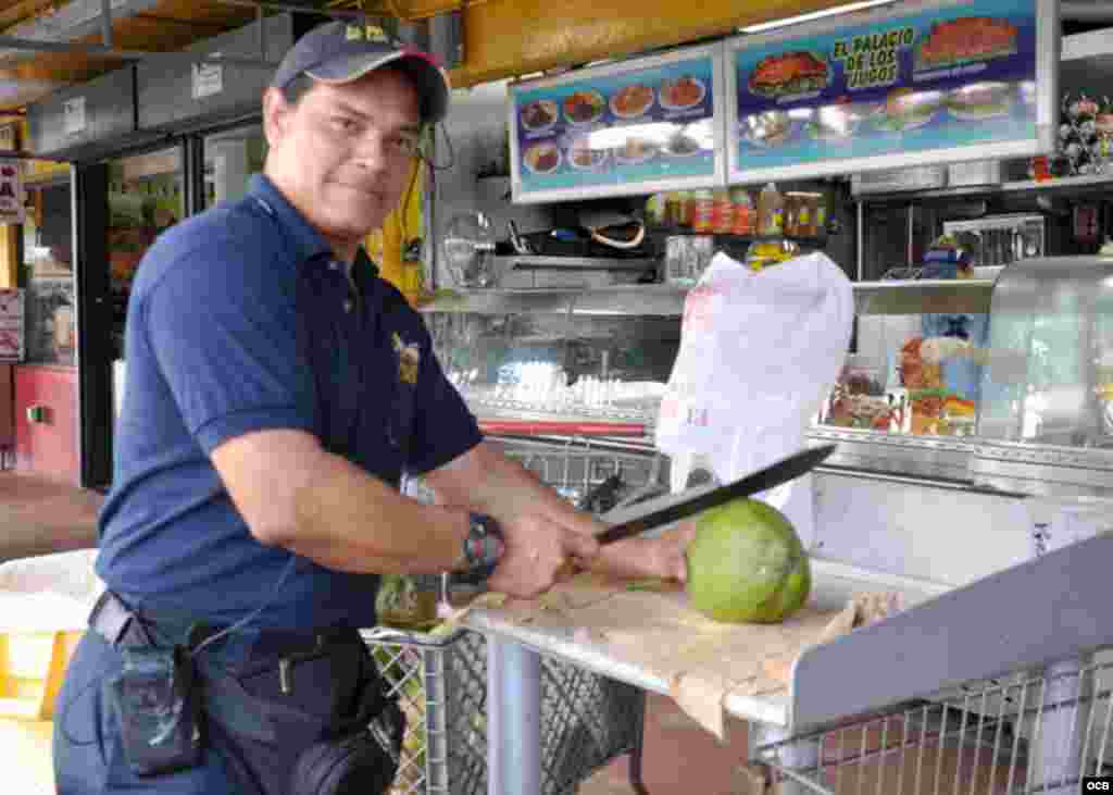 Agua de Coco, uno de los manjares del Palacio de los Jugos.