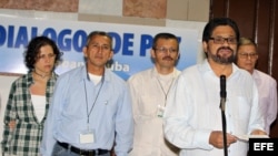 Archivo:El número dos de (FARC)  Luciano Marín Arango (d), alias "Iván Márquez", lee un comunicado.2 de mayo de 2013.