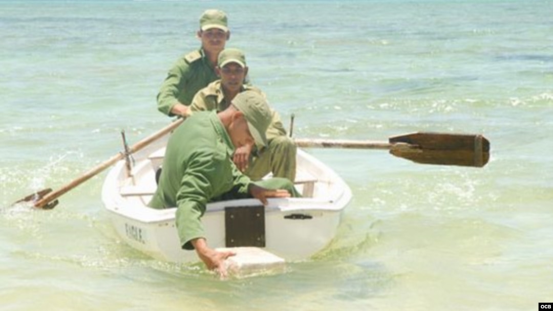 Soldados cubanos recojen drogas en zonas costeras. 