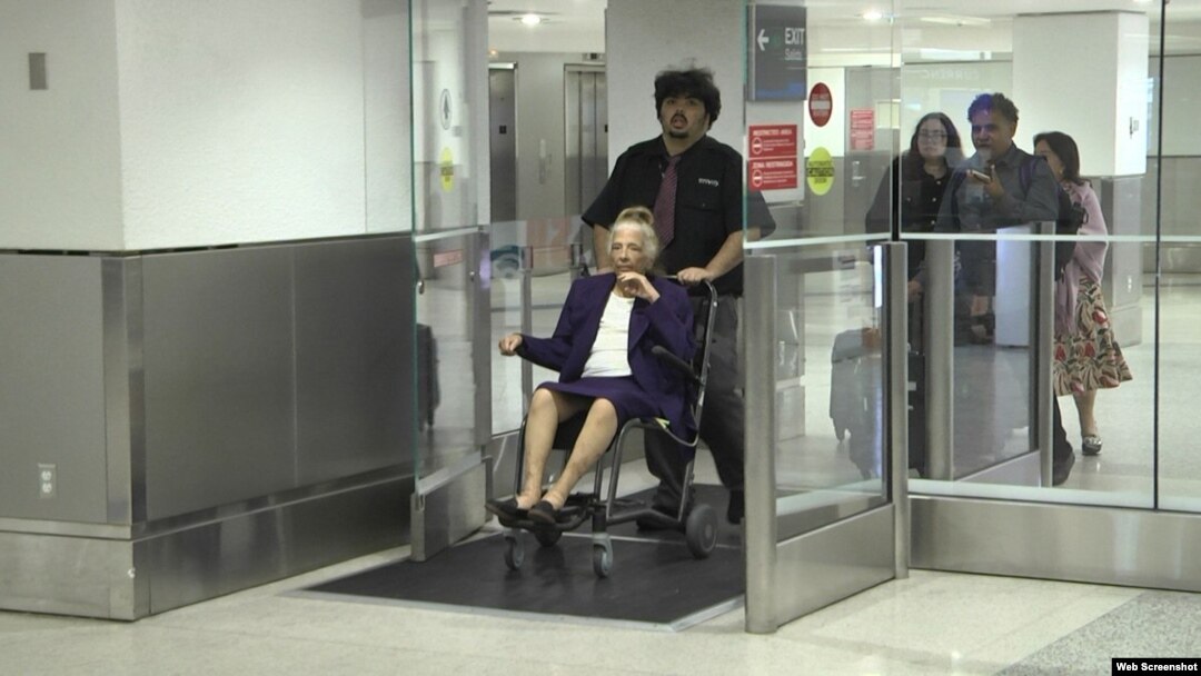 La opositora cubana Martha Beatriz Roque llega al Aeropuerto de Miami, el martes 18 de febrero de 2025. 