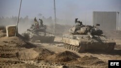 Varios soldados israelíes descansan encima de varios tanques en una zona de la franja de Gaza, al sur de Israel. 
