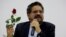 El miembro del partido político de las FARC, "Fuerza Alternativa Revolucionaria del Común" Iván Marquez, habla con una rosa en la mano durante una rueda de prensa 