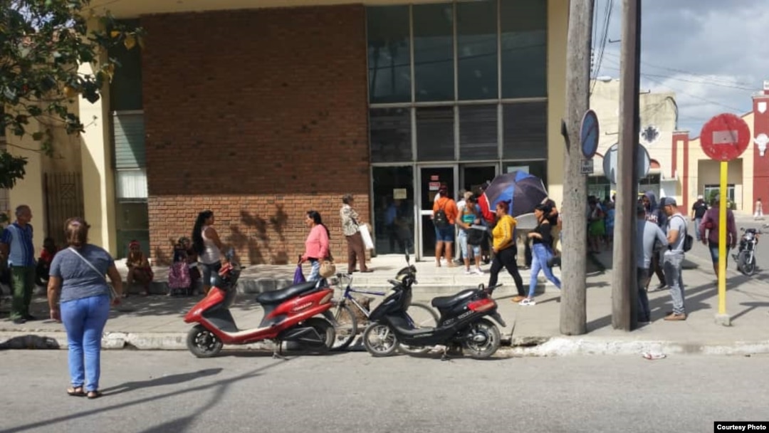 Banco Popular de Ahorro de La Borla, en la provincia de Camagüey. (Foto de Ricardo Izaguirre)