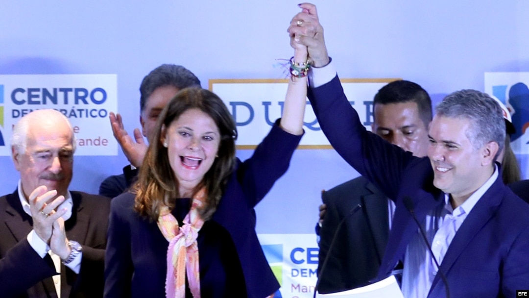 Uribista Iván Duque promete mantener a Colombia a salvo del populismo