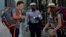 Un policía guía a turistas en una calle de La Habana en medio de la pandemia de coronavirus. 