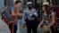 Un policía guía a turistas en una calle de La Habana en medio de la pandemia de coronavirus. 