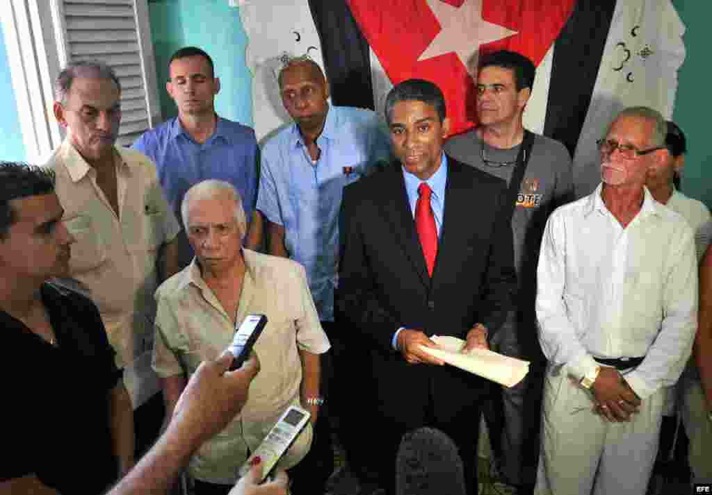 Archivo. Un grupo de disidentes, encabezados por el doctor Oscar Elías Biscet (c), hacen un llamado a la unidad para conseguir cambios políticos, económicos y de derechos humanos en Cuba. . Entre ellos Guillermo Fariñas (4i), José Daniel Ferrer (3i) y Gui