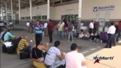 Se acumulan cubanos a la espera de salvoconductos