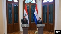 El subsecretario de Estado de EEUU, Christopher Landau (izq.), interviene durante una conferencia de prensa conjunta con el ministro de Relaciones Exteriores de Paraguay, Rubén Ramírez Lezcano, en Asunción el 19 de octubre de 2026. DANIEL DUARTE / AFP