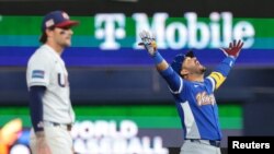 Eugenio Suárez celebra tras conectar el batazo decisivo ante EEUU.