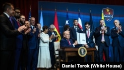 El presidente Donald J. Trump firma la "Carta de la Libertad de Doral" durante la cumbre "Escudo de las Américas", en el Trump National Doral.