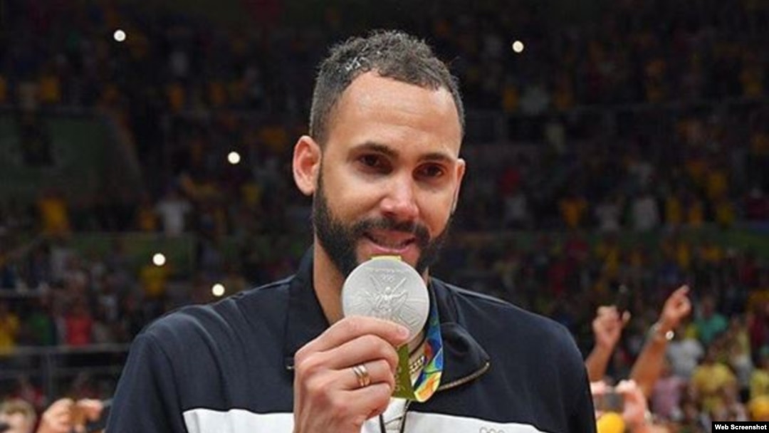 Osmany Juantorena, medalla de plata en voleibol.