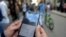 Una mujer chequea las opciones para conectarse a Internet en Cuba. (Archivo)