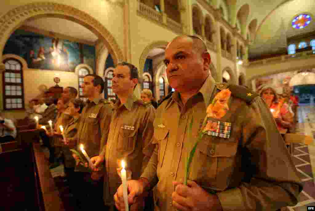 Militares cubanos asisten a la iglesia Jes&uacute;s de Miramar, en La Habana (Cuba) donde se realiza una misa para orar por la salud y la recuperaci&oacute;n del mandatario venezolano, Hugo Ch&aacute;vez. 