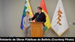 El ministro de Obras Públicas, Mauricio Zamora, denuncia los resultados de una auditoria sobre las pérdidas de la aerolínea BoA. 