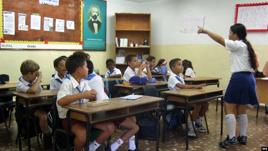 Estudiantes cubanos en su aula. Foto de archivo