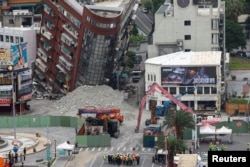 Trabajadores llevan a cabo operaciones en el lugar donde se derrumbó un edificio, tras el terremoto, en Hualien, Taiwán el 4 de abril de 2024.in Hualien, Taiwan April 4, 2024.
