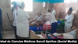 Personal de salud atiende un paciente en diciembre de 2025, en el Policlínico universitario Camilo Cienfuegos del municipio Yaguajay.