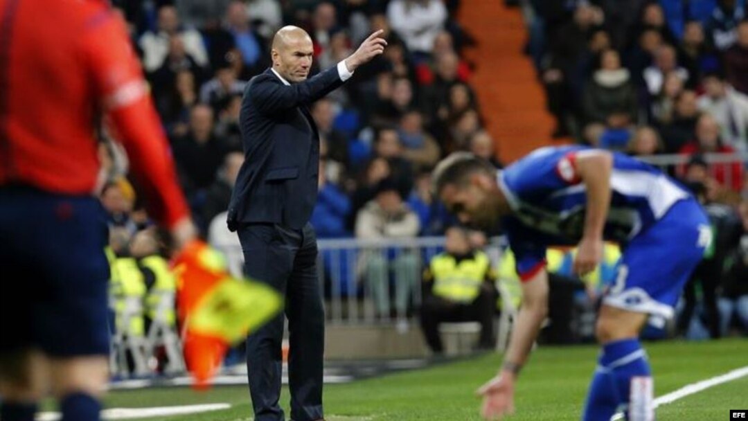 El entrenador del Real Madrid, el francés Zinedine Zidane, que se estrenó como técnico del club, durante el partido frente al Deportivo de La Coruña.