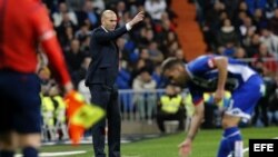 El entrenador del Real Madrid, el francés Zinedine Zidane, que se estrenó como técnico del club, durante el partido frente al Deportivo de La Coruña.