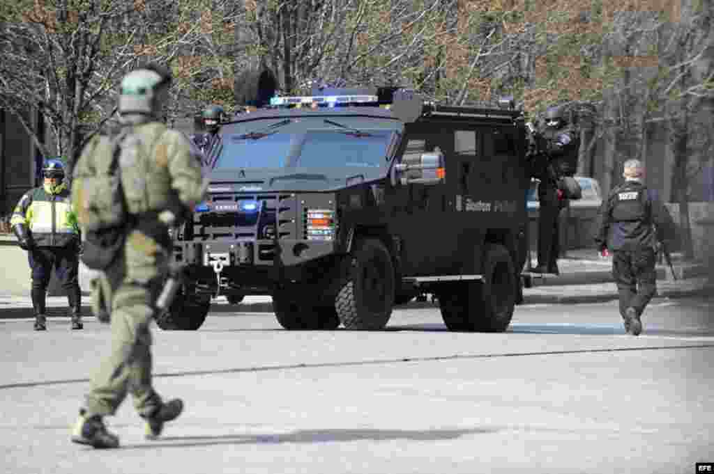 Miembros del equipo SWAT de la policía se dirigen al lugar donde se registraran dos explosiones. 